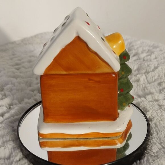 Gingerbread House Salt & Pepper Shakers - Picture 4 of 7
